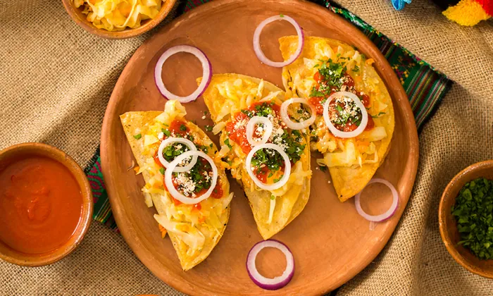 Dobladas guatemaltecas servidas en la cena de Casa Hebrón