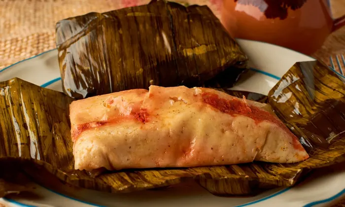 Tamales guatemaltecos servidos en Casa Hebrón
