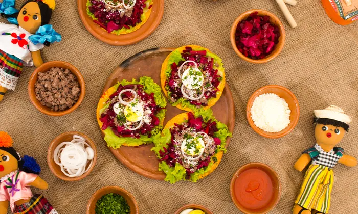 Tostadas guatemaltecas servidas como refacción en Casa Hebrón