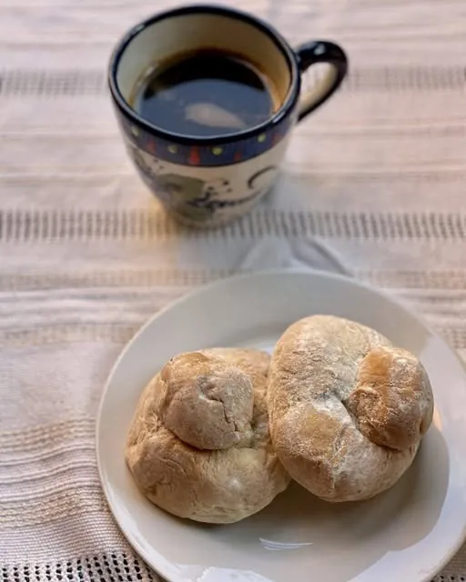 Xecas, pan dulce tradicional guatemalteco, servidas con café