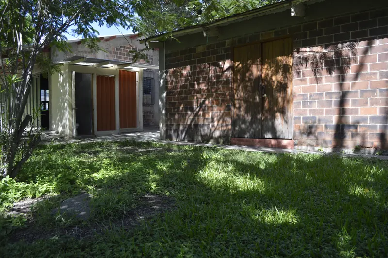Cabaña rodeada de bosque de pino en Casa Hebrón, Amatitlán