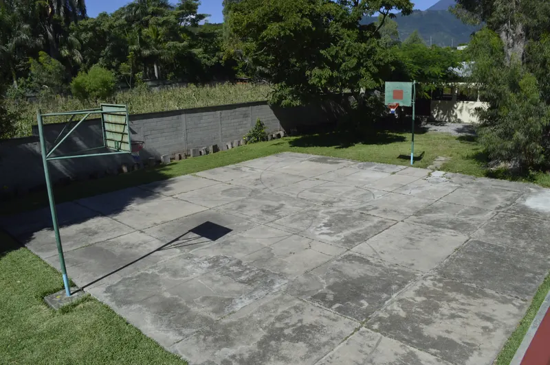 Cancha de baloncesto techada en Casa Hebrón, Amatitlán