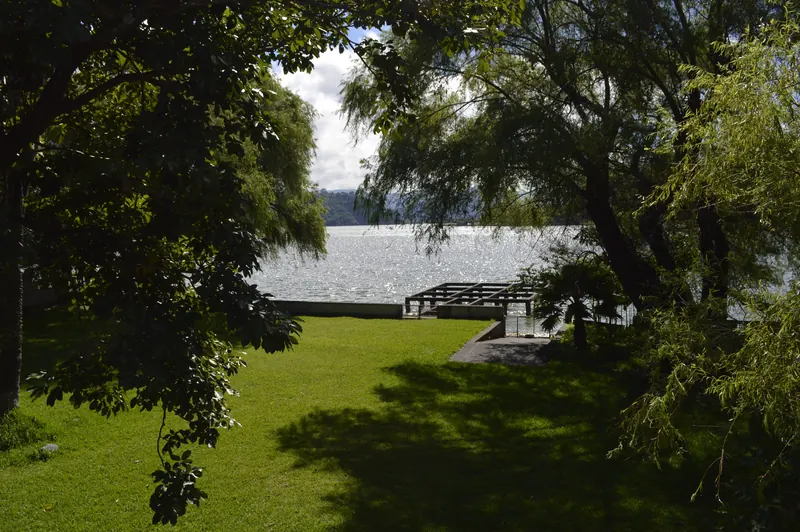 Vista al Lago de Amatitlán desde Casa Hebrón, cerca del alojamiento para líderes
