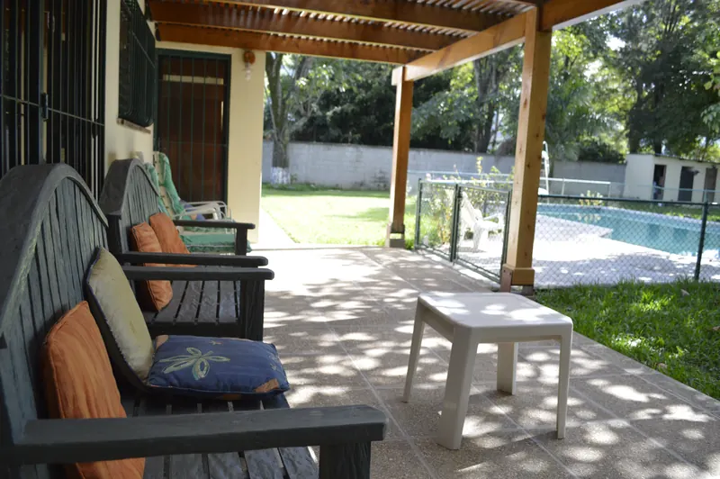 Pérgola con flores y jardín para descanso en Casa Hebrón