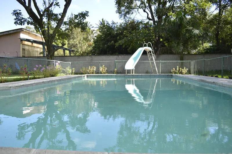 Piscina del centro de retiros Casa Hebrón en Guatemala