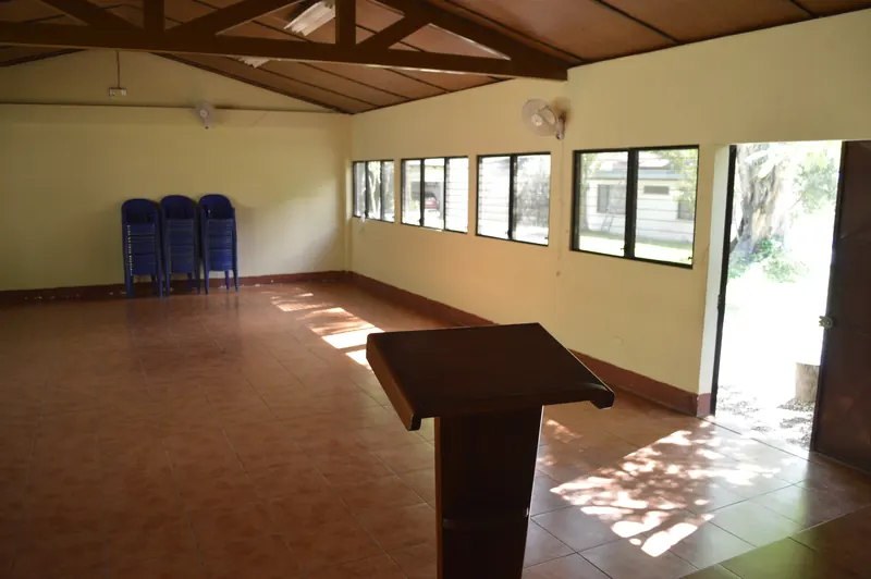 Templo techado de Casa Hebrón usado para servicios y conferencias de grupo