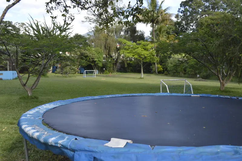 Trampolín y área de juegos para campamentos juveniles en Casa Hebrón